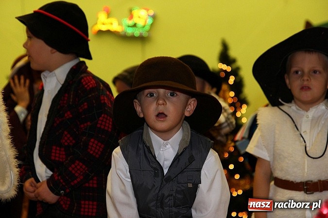 Zdjęcie w galerii na portalu naszraciborz.pl: Strajk w krainie świętego Mikołaja i tradycyjne kolędy w GOK-u w Kobyli wiadomości z regionu