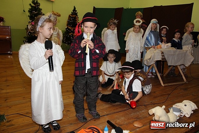 Zdjęcie w galerii na portalu naszraciborz.pl: Strajk w krainie świętego Mikołaja i tradycyjne kolędy w GOK-u w Kobyli wiadomości z regionu