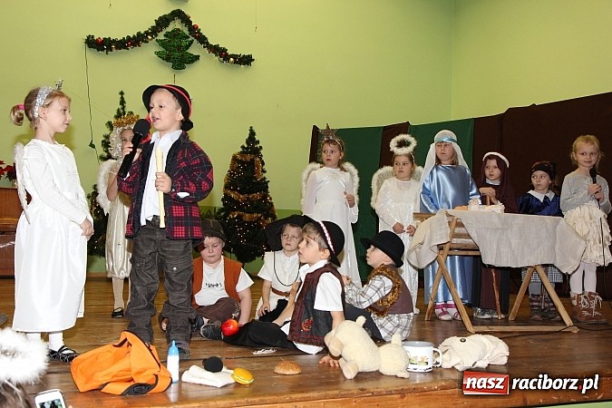 Zdjęcie w galerii na portalu naszraciborz.pl: Strajk w krainie świętego Mikołaja i tradycyjne kolędy w GOK-u w Kobyli wiadomości z regionu