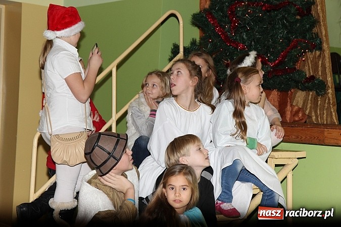 Zdjęcie w galerii na portalu naszraciborz.pl: Strajk w krainie świętego Mikołaja i tradycyjne kolędy w GOK-u w Kobyli wiadomości z regionu