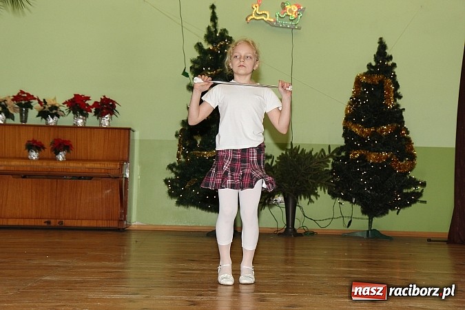 Zdjęcie w galerii na portalu naszraciborz.pl: Strajk w krainie świętego Mikołaja i tradycyjne kolędy w GOK-u w Kobyli wiadomości z regionu