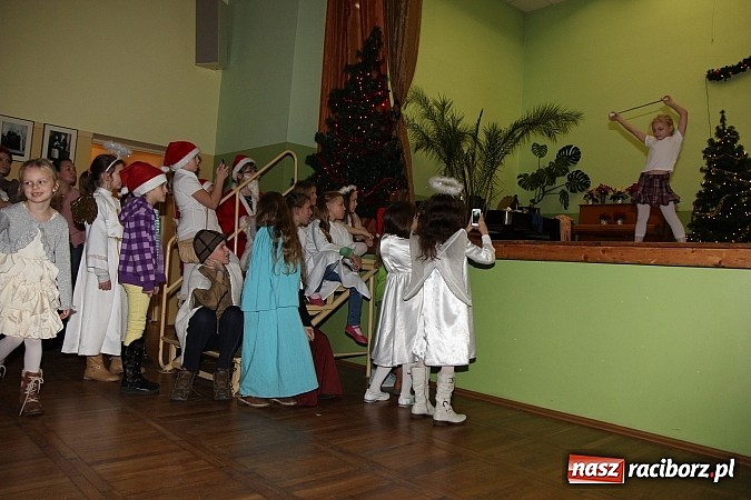 Zdjęcie w galerii na portalu naszraciborz.pl: Strajk w krainie świętego Mikołaja i tradycyjne kolędy w GOK-u w Kobyli wiadomości z regionu
