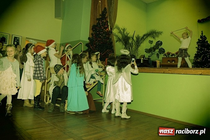 Zdjęcie w galerii na portalu naszraciborz.pl: Strajk w krainie świętego Mikołaja i tradycyjne kolędy w GOK-u w Kobyli wiadomości z regionu