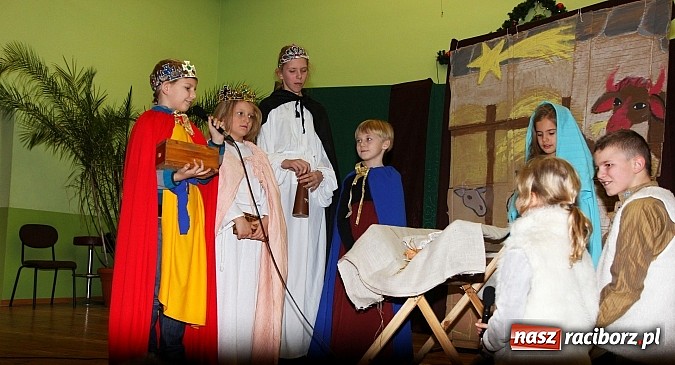 Zdjęcie w galerii na portalu naszraciborz.pl: Strajk w krainie świętego Mikołaja i tradycyjne kolędy w GOK-u w Kobyli wiadomości z regionu