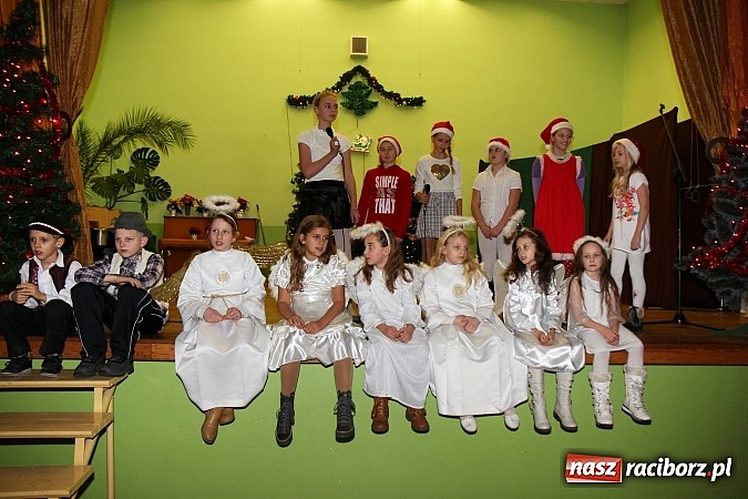Zdjęcie w galerii na portalu naszraciborz.pl: Strajk w krainie świętego Mikołaja i tradycyjne kolędy w GOK-u w Kobyli wiadomości z regionu
