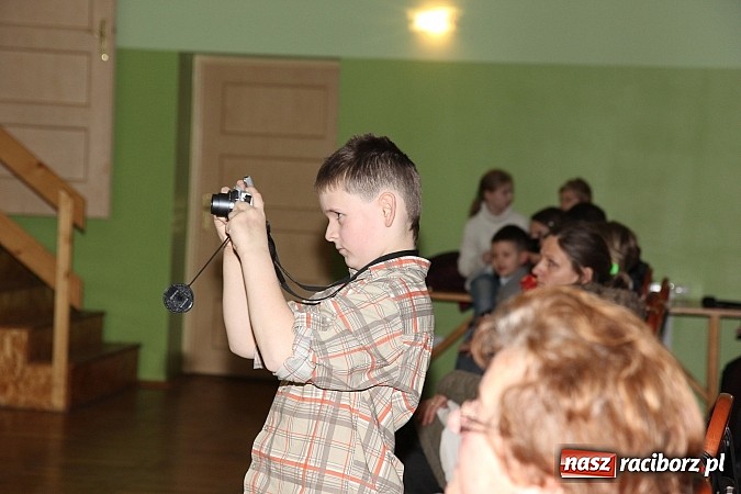 Zdjęcie w galerii na portalu naszraciborz.pl: Strajk w krainie świętego Mikołaja i tradycyjne kolędy w GOK-u w Kobyli wiadomości z regionu