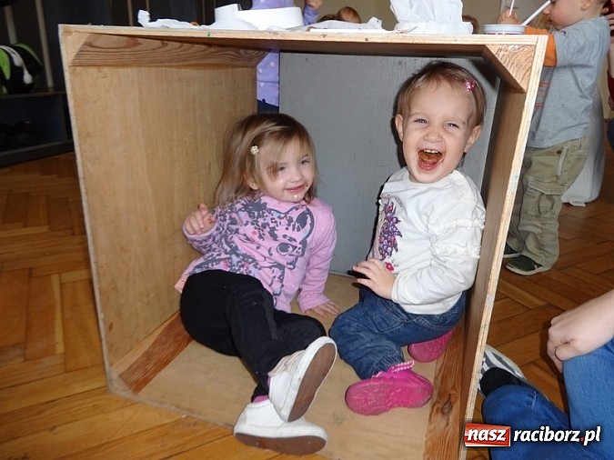 Zdjęcie w galerii na portalu naszraciborz.pl: Dzieci z Fiku-miku pożegnały stary rok wiadomości z regionu