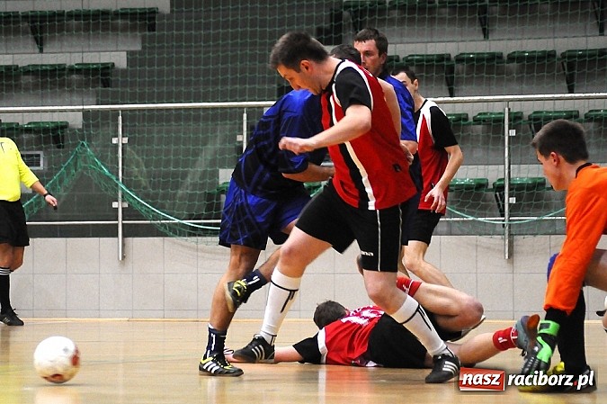 Zdjęcie w galerii na portalu naszraciborz.pl: Emocjonujący mecz w pierwszej lidze. Pokrycia lepsze od Cukierni wiadomości z regionu