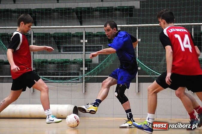 Zdjęcie w galerii na portalu naszraciborz.pl: Emocjonujący mecz w pierwszej lidze. Pokrycia lepsze od Cukierni wiadomości z regionu