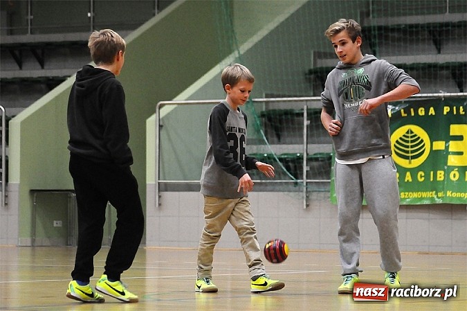 Zdjęcie w galerii na portalu naszraciborz.pl: Emocjonujący mecz w pierwszej lidze. Pokrycia lepsze od Cukierni wiadomości z regionu