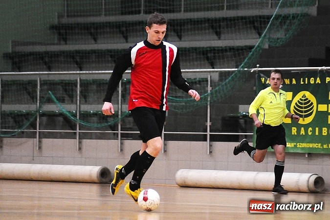 Zdjęcie w galerii na portalu naszraciborz.pl: Emocjonujący mecz w pierwszej lidze. Pokrycia lepsze od Cukierni wiadomości z regionu