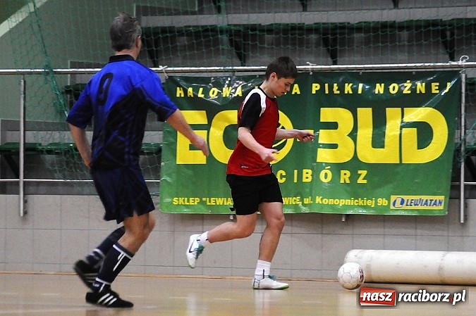 Zdjęcie w galerii na portalu naszraciborz.pl: Emocjonujący mecz w pierwszej lidze. Pokrycia lepsze od Cukierni wiadomości z regionu