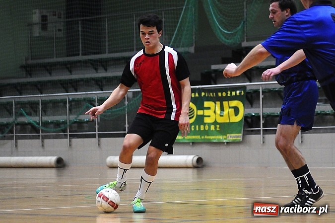 Zdjęcie w galerii na portalu naszraciborz.pl: Emocjonujący mecz w pierwszej lidze. Pokrycia lepsze od Cukierni wiadomości z regionu