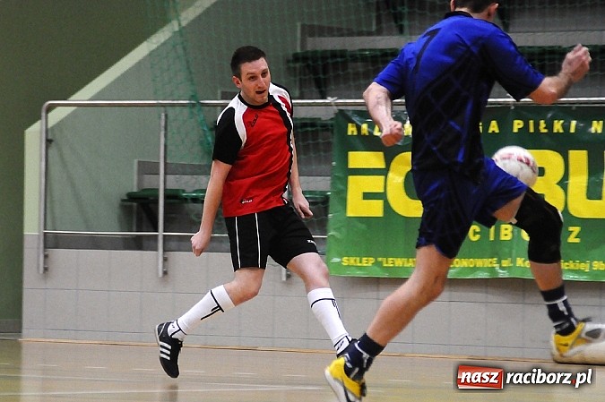 Zdjęcie w galerii na portalu naszraciborz.pl: Emocjonujący mecz w pierwszej lidze. Pokrycia lepsze od Cukierni wiadomości z regionu
