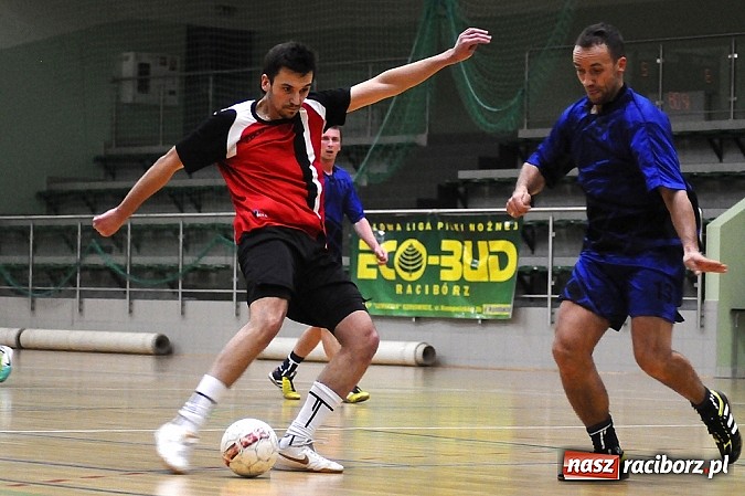 Zdjęcie w galerii na portalu naszraciborz.pl: Emocjonujący mecz w pierwszej lidze. Pokrycia lepsze od Cukierni wiadomości z regionu