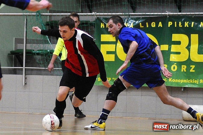 Zdjęcie w galerii na portalu naszraciborz.pl: Emocjonujący mecz w pierwszej lidze. Pokrycia lepsze od Cukierni wiadomości z regionu