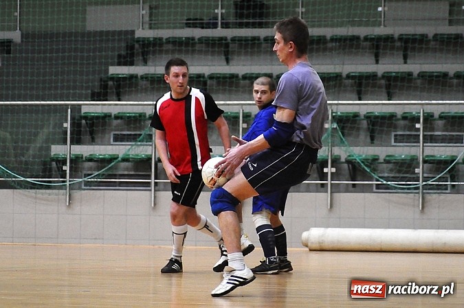 Zdjęcie w galerii na portalu naszraciborz.pl: Emocjonujący mecz w pierwszej lidze. Pokrycia lepsze od Cukierni wiadomości z regionu