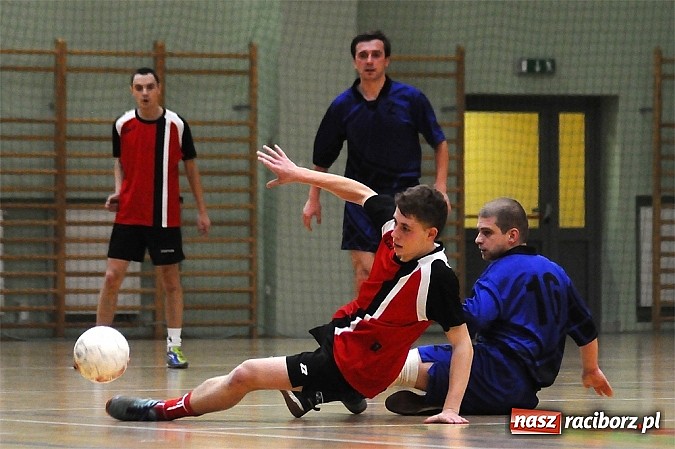 Zdjęcie w galerii na portalu naszraciborz.pl: Emocjonujący mecz w pierwszej lidze. Pokrycia lepsze od Cukierni wiadomości z regionu