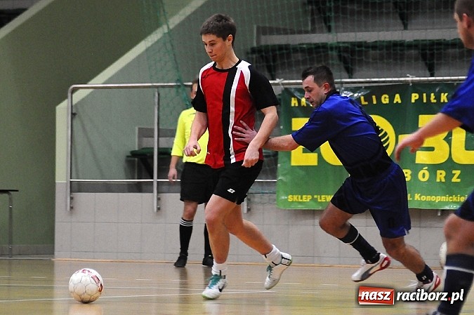 Zdjęcie w galerii na portalu naszraciborz.pl: Emocjonujący mecz w pierwszej lidze. Pokrycia lepsze od Cukierni wiadomości z regionu