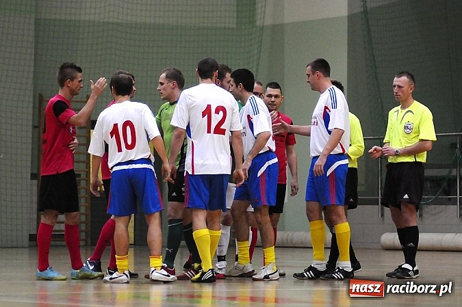 Zdjęcie w galerii na portalu naszraciborz.pl: Emocjonujący mecz w pierwszej lidze. Pokrycia lepsze od Cukierni wiadomości z regionu