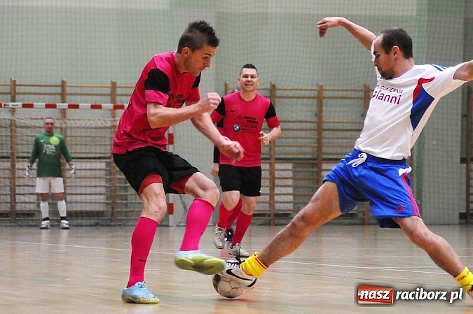 Zdjęcie w galerii na portalu naszraciborz.pl: Emocjonujący mecz w pierwszej lidze. Pokrycia lepsze od Cukierni wiadomości z regionu