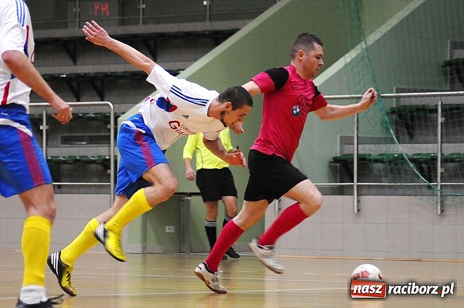 Zdjęcie w galerii na portalu naszraciborz.pl: Emocjonujący mecz w pierwszej lidze. Pokrycia lepsze od Cukierni wiadomości z regionu