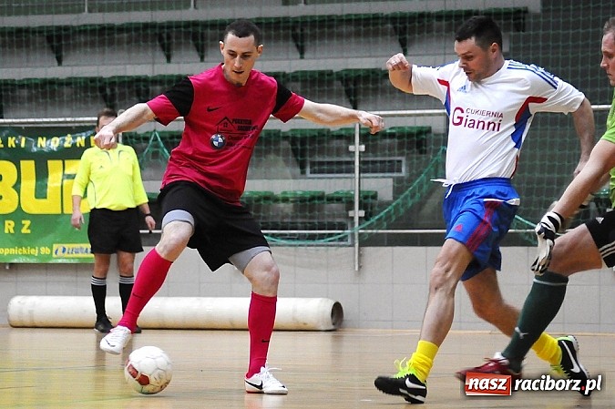 Zdjęcie w galerii na portalu naszraciborz.pl: Emocjonujący mecz w pierwszej lidze. Pokrycia lepsze od Cukierni wiadomości z regionu