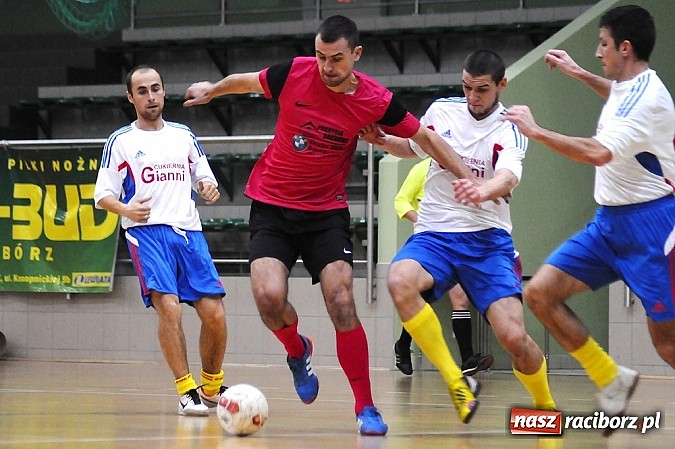 Zdjęcie w galerii na portalu naszraciborz.pl: Emocjonujący mecz w pierwszej lidze. Pokrycia lepsze od Cukierni wiadomości z regionu