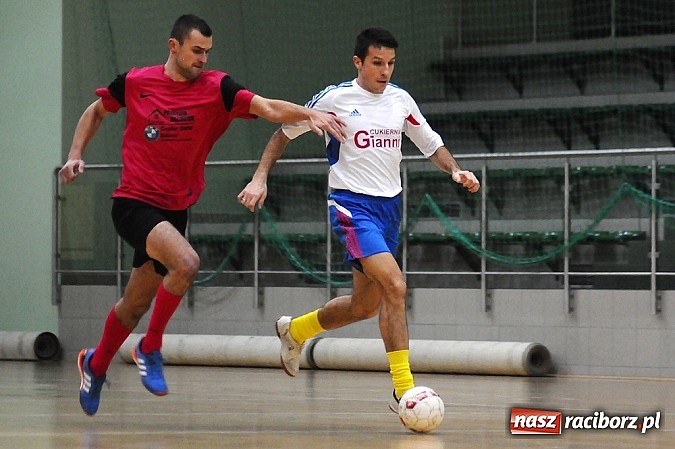 Zdjęcie w galerii na portalu naszraciborz.pl: Emocjonujący mecz w pierwszej lidze. Pokrycia lepsze od Cukierni wiadomości z regionu