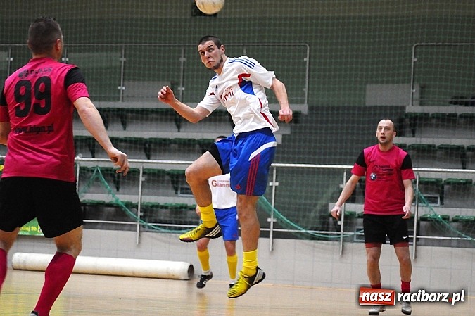 Zdjęcie w galerii na portalu naszraciborz.pl: Emocjonujący mecz w pierwszej lidze. Pokrycia lepsze od Cukierni wiadomości z regionu