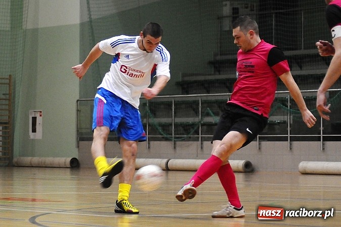 Zdjęcie w galerii na portalu naszraciborz.pl: Emocjonujący mecz w pierwszej lidze. Pokrycia lepsze od Cukierni wiadomości z regionu