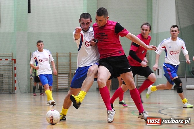 Zdjęcie w galerii na portalu naszraciborz.pl: Emocjonujący mecz w pierwszej lidze. Pokrycia lepsze od Cukierni wiadomości z regionu
