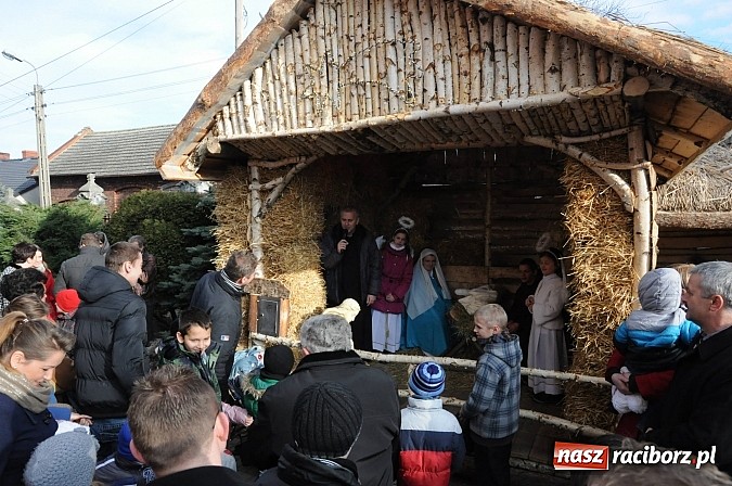 Zdjęcie w galerii na portalu naszraciborz.pl: W Brzeziu można adorować przy żywej szopce wiadomości z regionu
