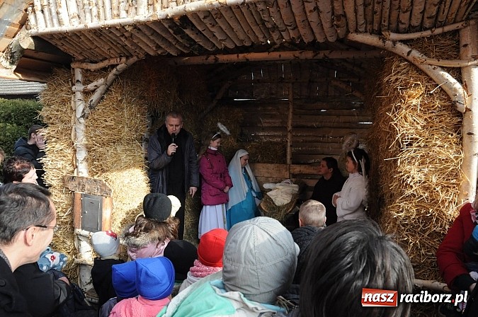 Zdjęcie w galerii na portalu naszraciborz.pl: W Brzeziu można adorować przy żywej szopce wiadomości z regionu