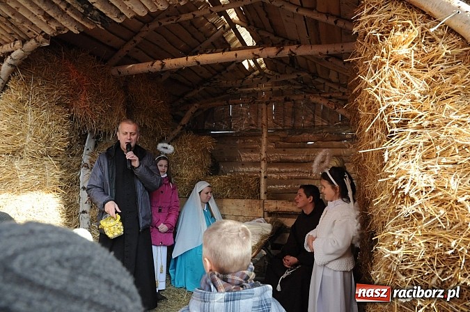Zdjęcie w galerii na portalu naszraciborz.pl: W Brzeziu można adorować przy żywej szopce wiadomości z regionu