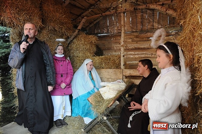 Zdjęcie w galerii na portalu naszraciborz.pl: W Brzeziu można adorować przy żywej szopce wiadomości z regionu