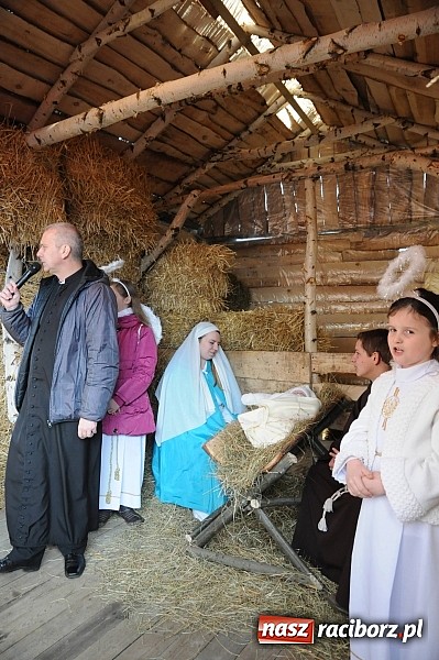 Zdjęcie w galerii na portalu naszraciborz.pl: W Brzeziu można adorować przy żywej szopce wiadomości z regionu