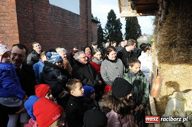 Zdjęcie w galerii na portalu naszraciborz.pl: W Brzeziu można adorować przy żywej szopce wiadomości z regionu