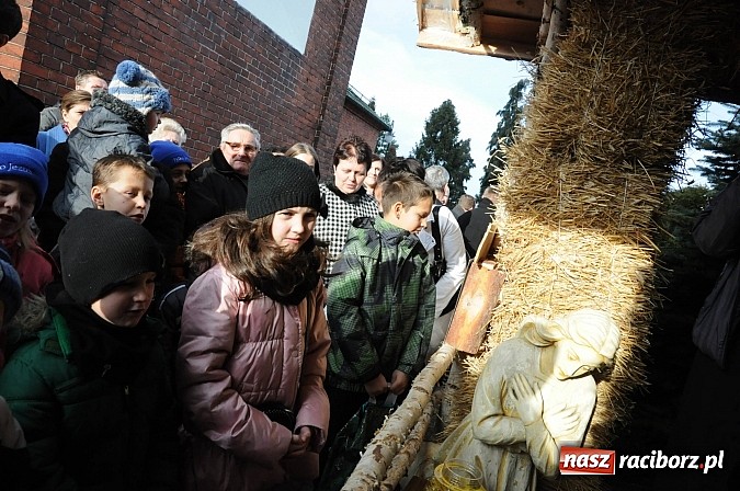 Zdjęcie w galerii na portalu naszraciborz.pl: W Brzeziu można adorować przy żywej szopce wiadomości z regionu