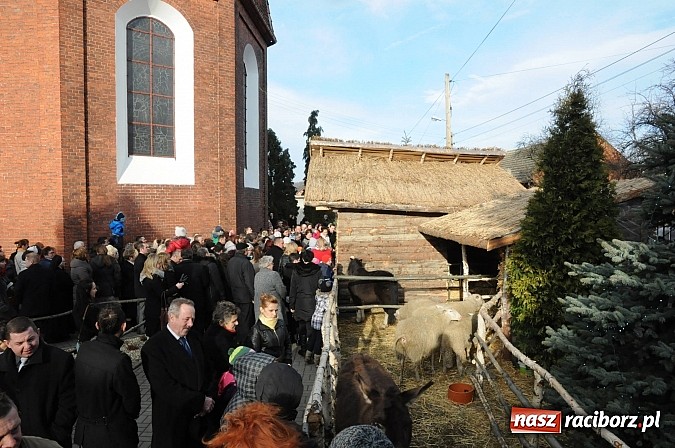 Zdjęcie w galerii na portalu naszraciborz.pl: W Brzeziu można adorować przy żywej szopce wiadomości z regionu