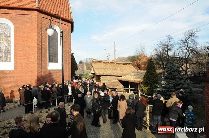 Zdjęcie w galerii na portalu naszraciborz.pl: W Brzeziu można adorować przy żywej szopce wiadomości z regionu