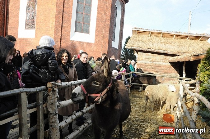 Zdjęcie w galerii na portalu naszraciborz.pl: W Brzeziu można adorować przy żywej szopce wiadomości z regionu