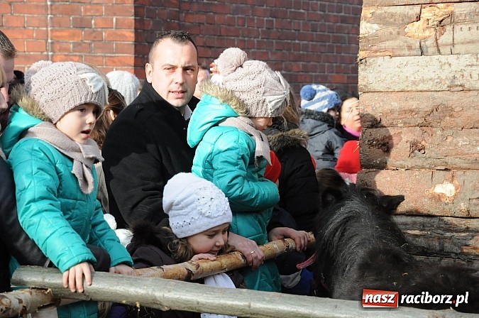 Zdjęcie w galerii na portalu naszraciborz.pl: W Brzeziu można adorować przy żywej szopce wiadomości z regionu