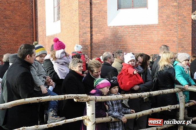 Zdjęcie w galerii na portalu naszraciborz.pl: W Brzeziu można adorować przy żywej szopce wiadomości z regionu