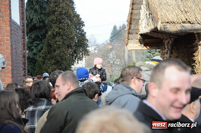 Zdjęcie w galerii na portalu naszraciborz.pl: W Brzeziu można adorować przy żywej szopce wiadomości z regionu