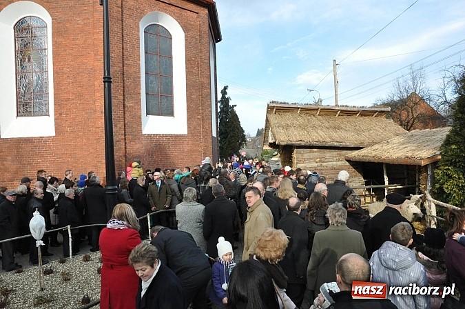 Zdjęcie w galerii na portalu naszraciborz.pl: W Brzeziu można adorować przy żywej szopce wiadomości z regionu
