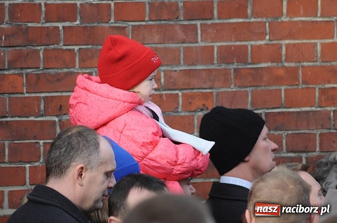 Zdjęcie w galerii na portalu naszraciborz.pl: W Brzeziu można adorować przy żywej szopce wiadomości z regionu