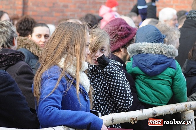 Zdjęcie w galerii na portalu naszraciborz.pl: W Brzeziu można adorować przy żywej szopce wiadomości z regionu