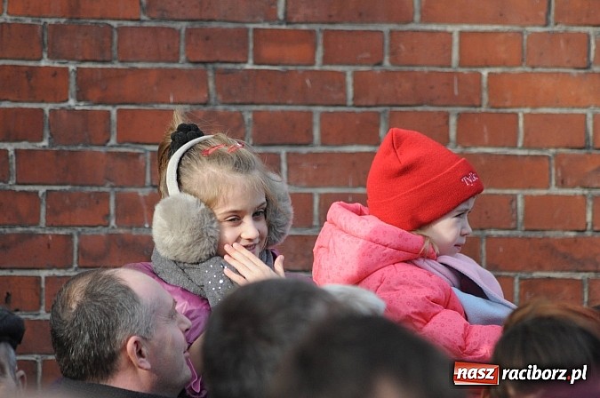 Zdjęcie w galerii na portalu naszraciborz.pl: W Brzeziu można adorować przy żywej szopce wiadomości z regionu