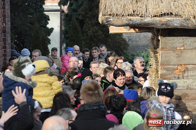 Zdjęcie w galerii na portalu naszraciborz.pl: W Brzeziu można adorować przy żywej szopce wiadomości z regionu